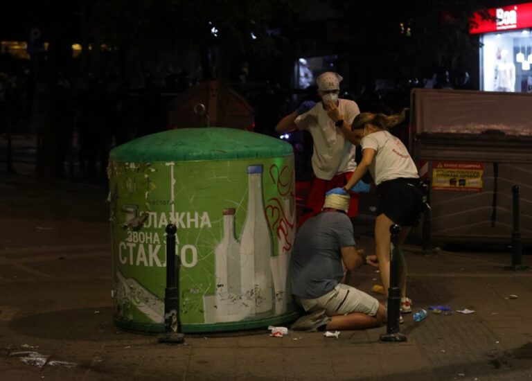 Скршени LED екрани пред Природно-математичкиот факултет во Нови Сад