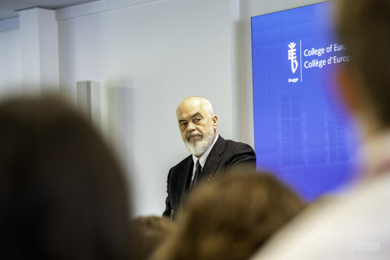 Еди Рама зборува пред студентите на Колеџот на Европа во Бриж