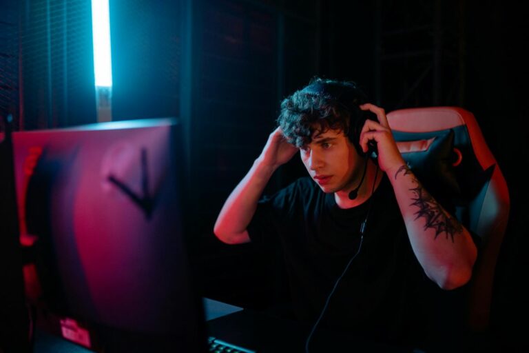 „Гејмер со слушалки стрима игри во живо на Twitch платформа.“