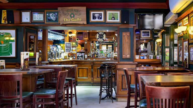 Млади сезонски работници во хрватски приморски град