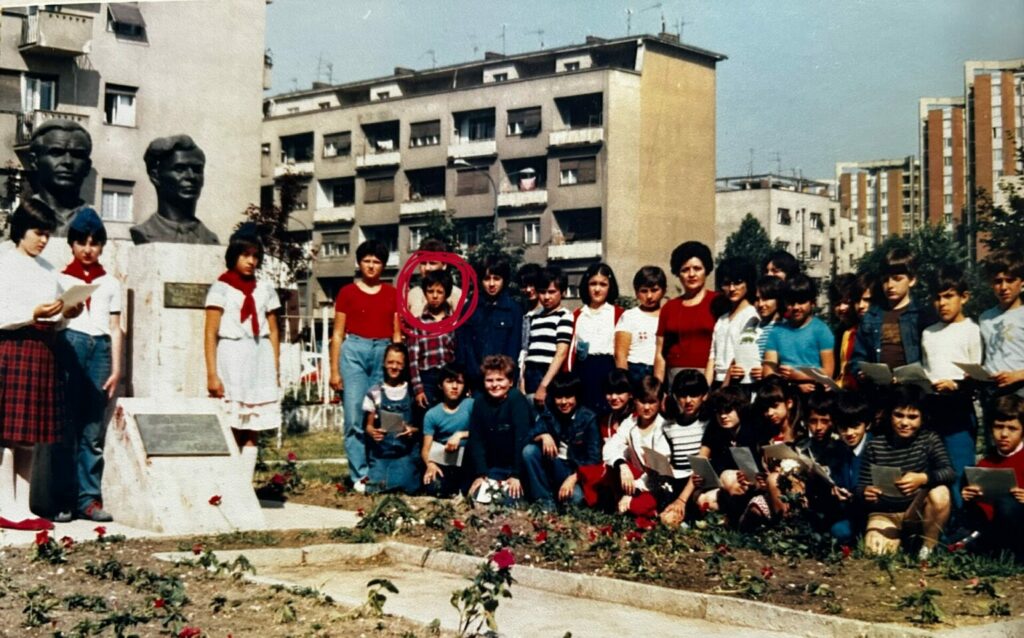 Фотографија на Мирко Попов и неговиоте соученици од ОУ Браќа Рибар, Скопје