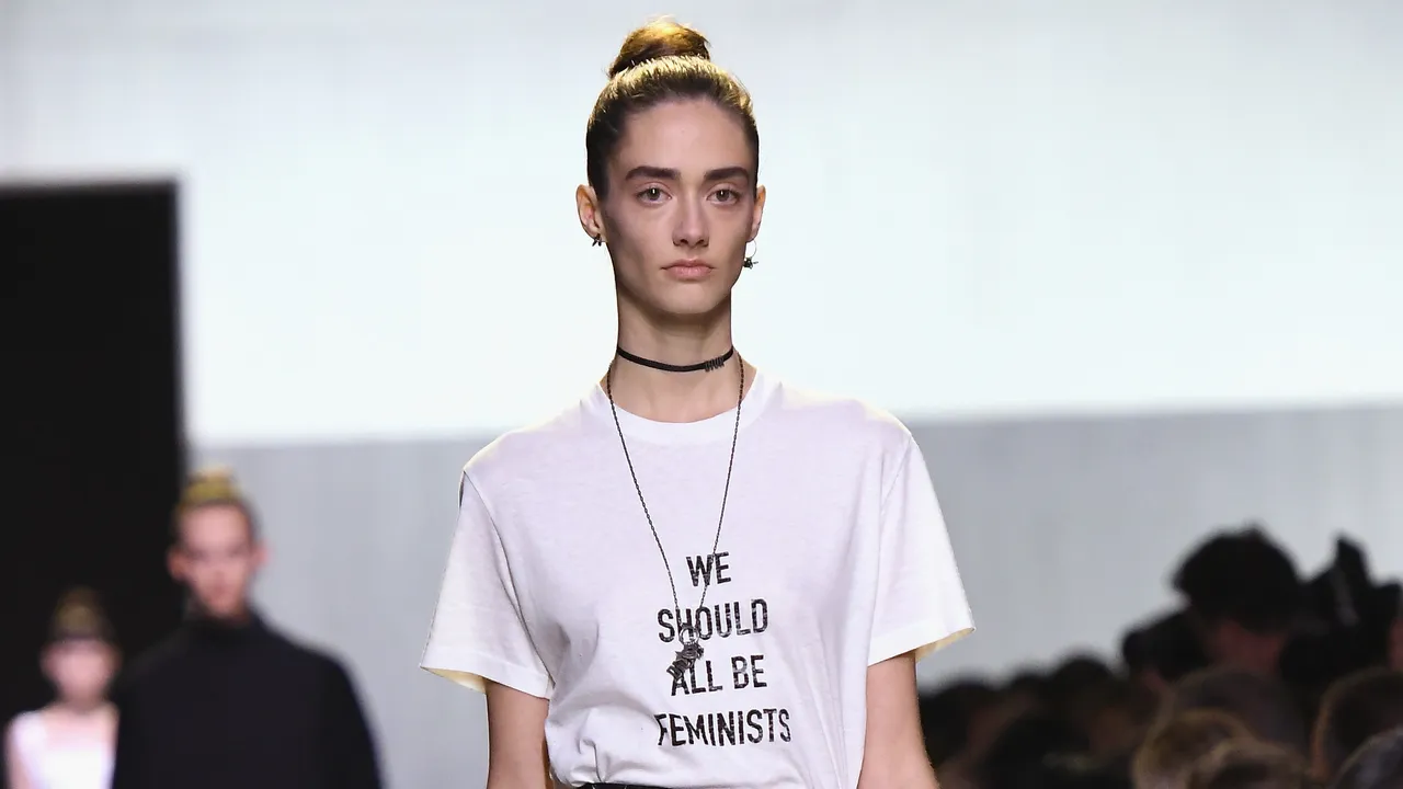 Модел на Dior со маичка „We Should All Be Feminists“