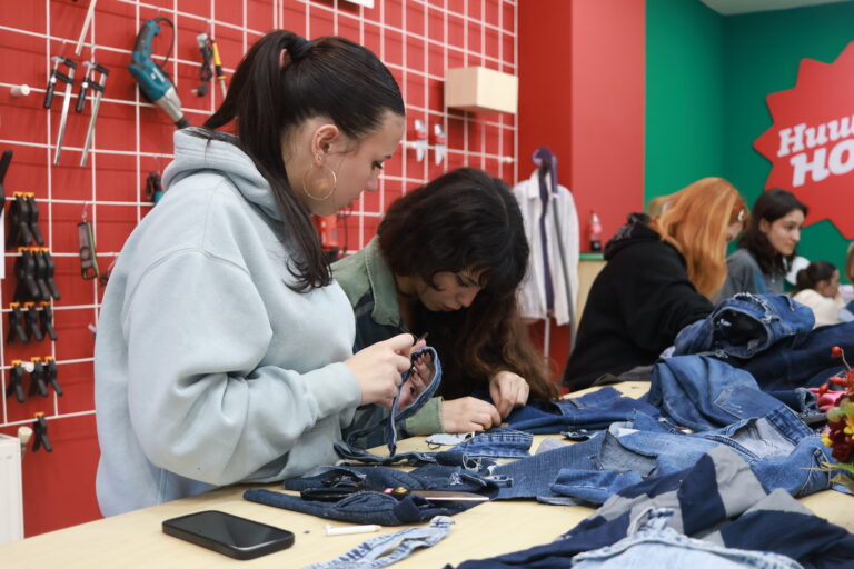 Ирина Тошева и учесници на работилницата „Ништо ново“ во рамки на FWSK