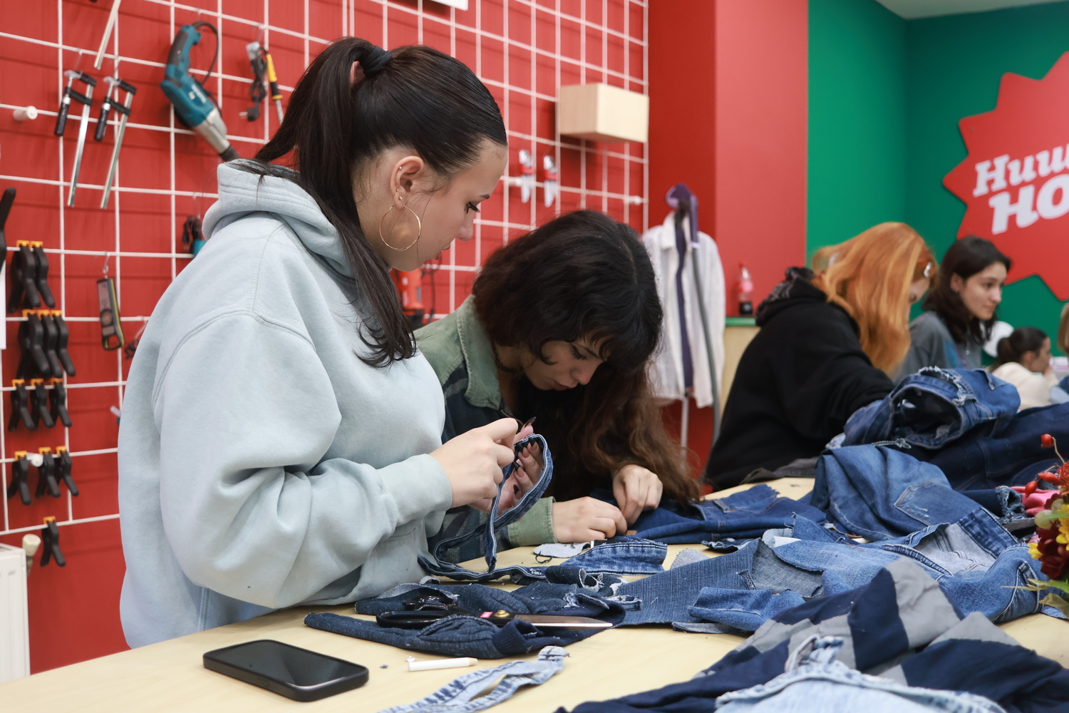 Ирина Тошева и учесници на работилницата „Ништо ново“ во рамки на FWSK