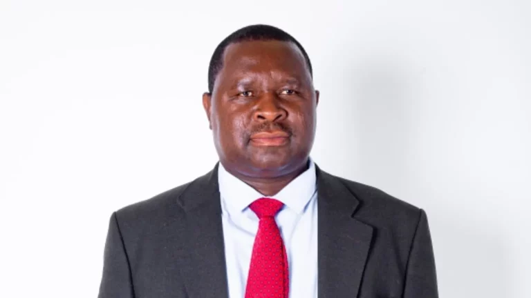 Адолф Уунoна на официјска фотографија на страница на Википедија