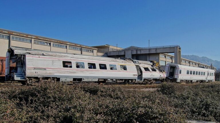 „Оштетени вагони по судар на два патнички воза во Чешка“