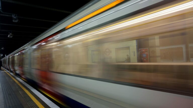 Високобрзински воз поминува низ европска пруга меѓу градови