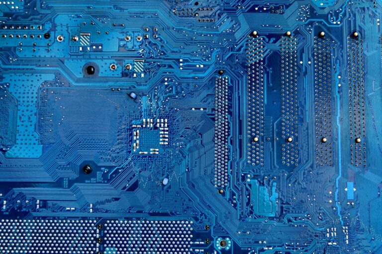 Микроскопски чипови и табла со графикон – симбол на развојот на технолошката индустрија