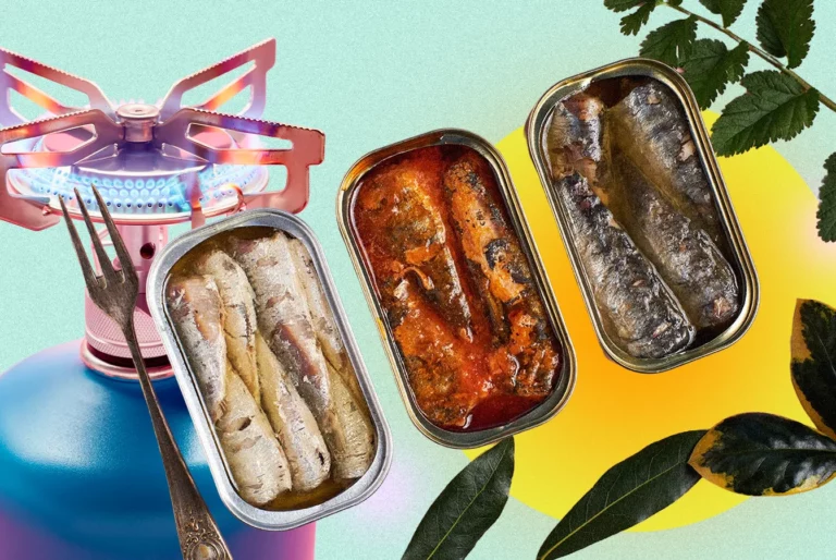 Отворена конзерва со масна риба на дрвена подлога