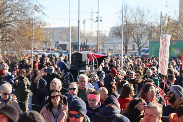 Антифашистички марш во Загреб со собрани граѓани и транспаренти