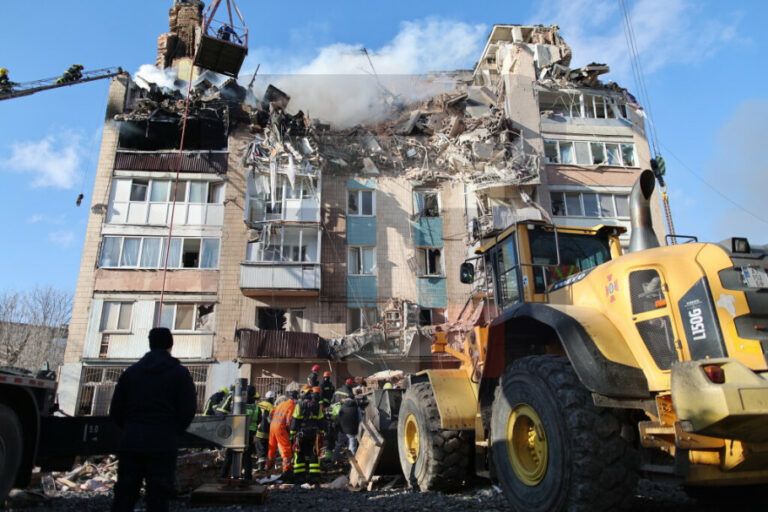 Срушена зграда поради напади