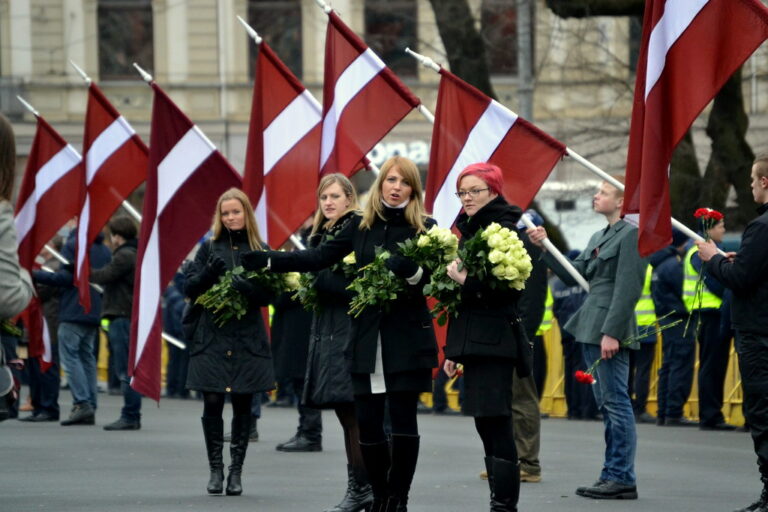 Зградата на парламентот во Рига со знамето на Латвија