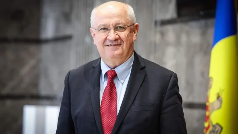 Новиот премиер на Молдавија Александар Гуцу за време на обраќањето во парламентот во Кишињев