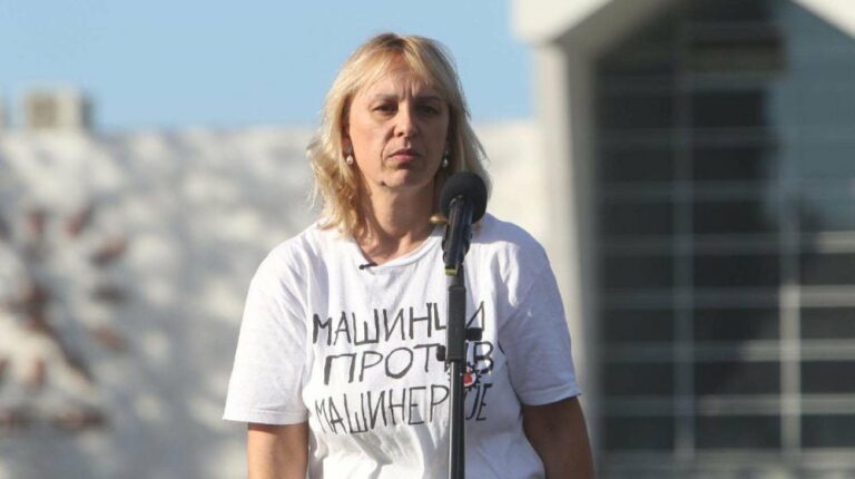 Дијана Хрка пред парламентот во Белград им се обраќа на полицајците.