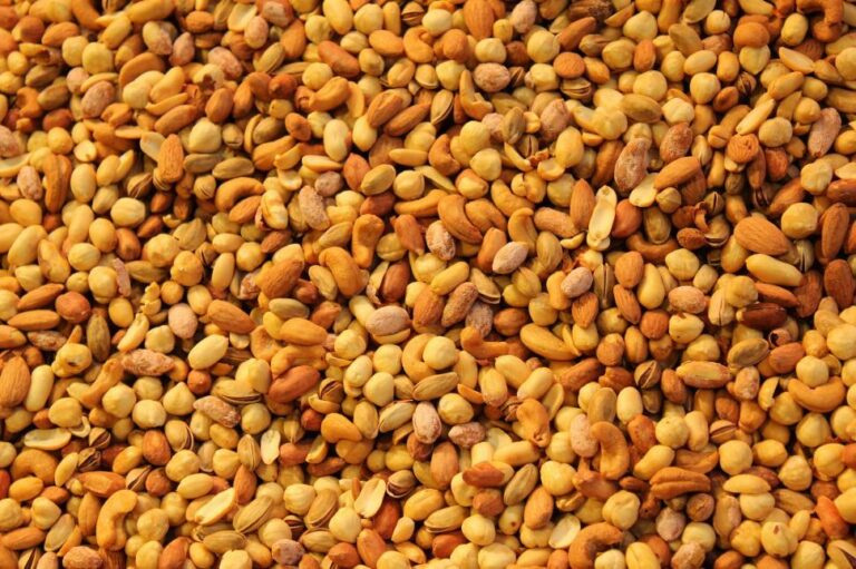 „Шака индијски ореви на дрвена површина, подготвени за здрава ужина.“