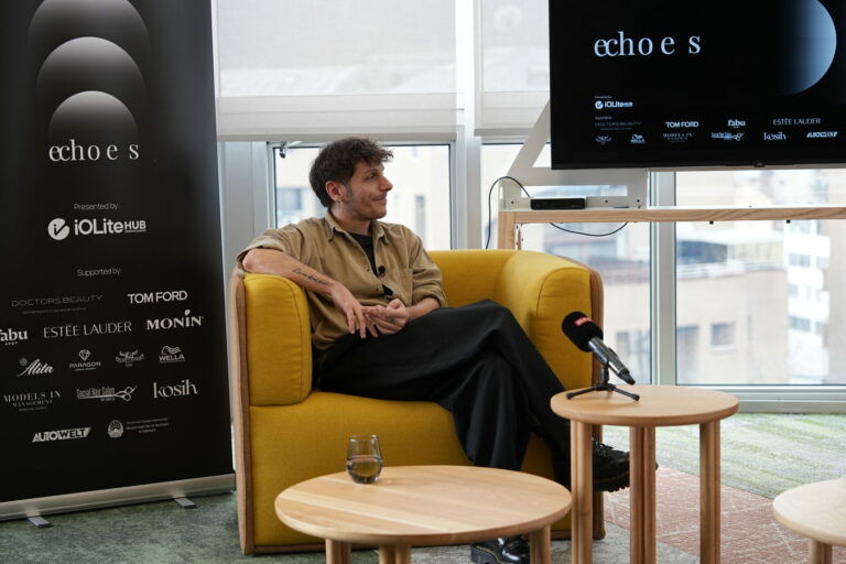 „Митко Занов на прес-конференција ја најавува колекцијата ‘Echoes’.“