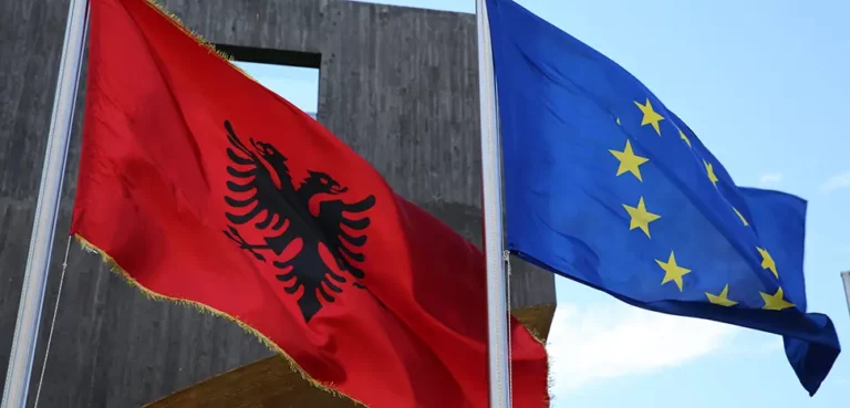Знамињата на Албанија и ЕУ
