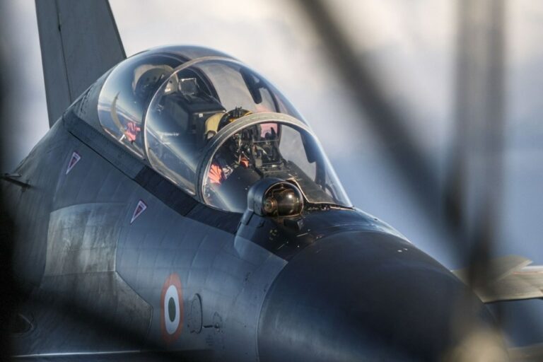 германски војници стојат пред тенкови Leopard во воена база