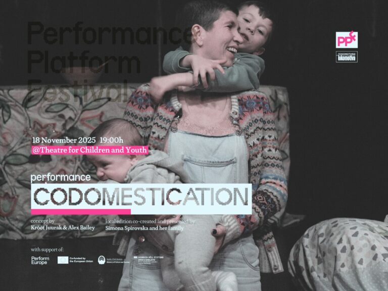 „Сцена од перформанс со деца и возрасни што се движат заедно во театарски простор