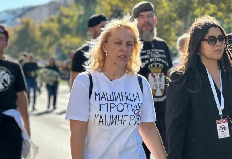 Дијана Хрка седи пред српското Собрание во Белград додека штрајкува со глад