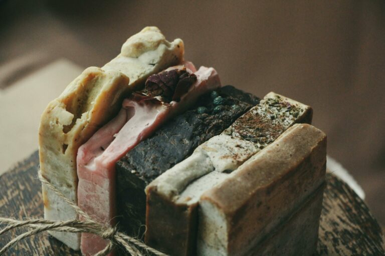 „Рачно изработени сапуни со природни состојки наредени на дрвена површина“