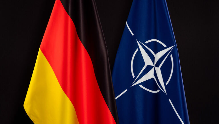 Германски Леоpard тенк и војна вежба на НАТО на источниот фронт