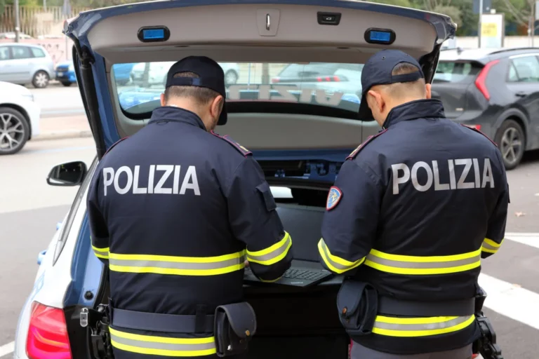 Полициско возило во Рим на место на истрага за насилен напад