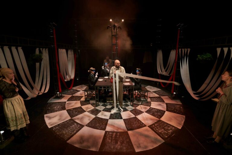 „Сцена од театарската претстава ‘Куќата на границата’ во амбиентална светлина“