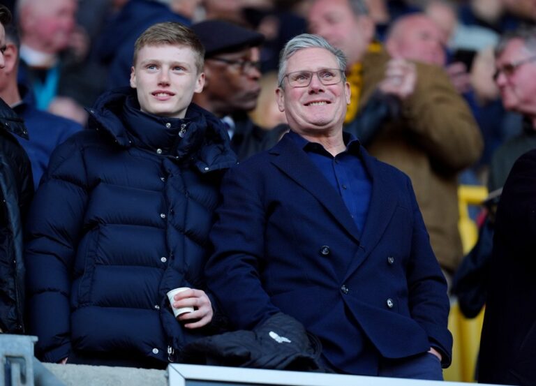 Кир Стармер и неговито син поминувајќи време заедно