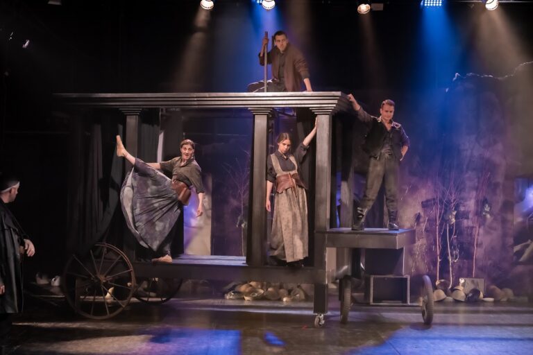 Сцена од театарската претстава „Мајка храброст и нејзините деца“