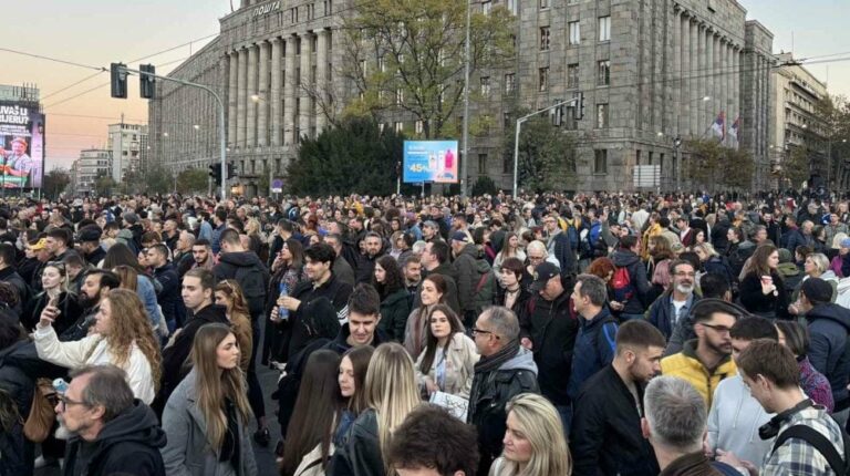 Собир пред Скупштина Србије во Белград – групи граѓани и партиски присталици