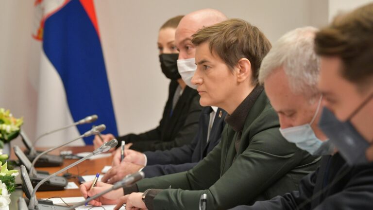 т: Ана Брнабиќ зборува на седница на српското Собрание