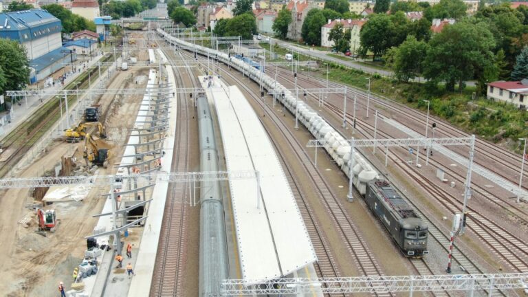 Оштетена железничка пруга кај Варшава по експлозија