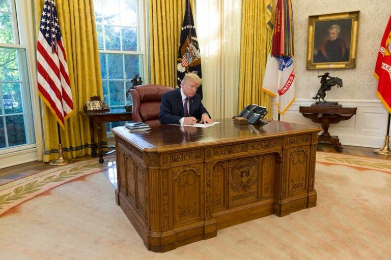 Доналд Трамп се обраќа од Овалната соба во Белата куќа