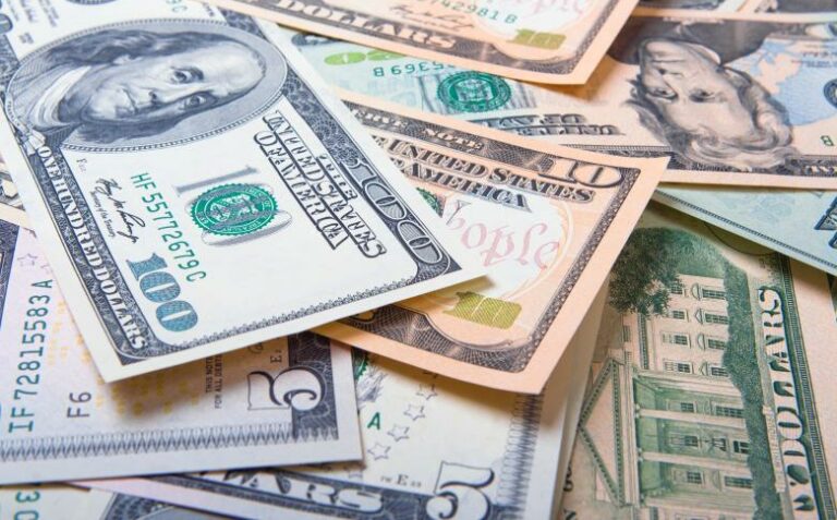 Илустративна фотографија на американски долари, симбол за растот на богатството кај милијардерите.