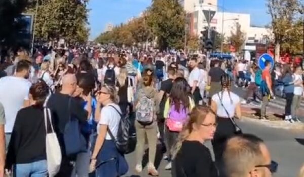 Илјадници граѓани собрани на комеморацијата во Нови Сад