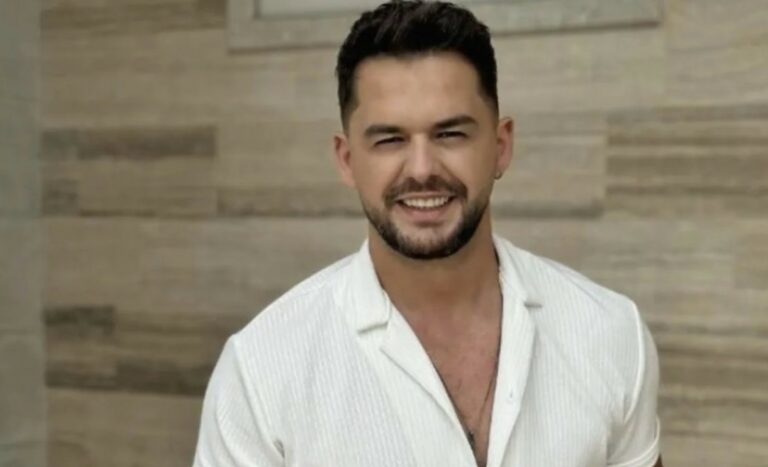 Пејачот Шпат Касапи на настап на сцена