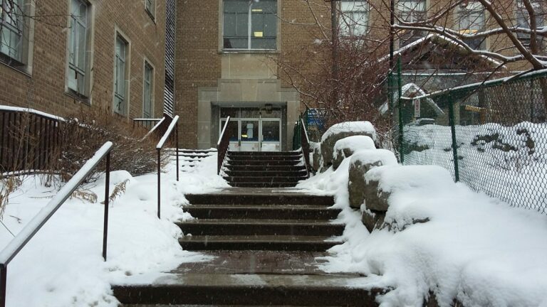 Замрзнати скали и домашен раствор за топење мраз