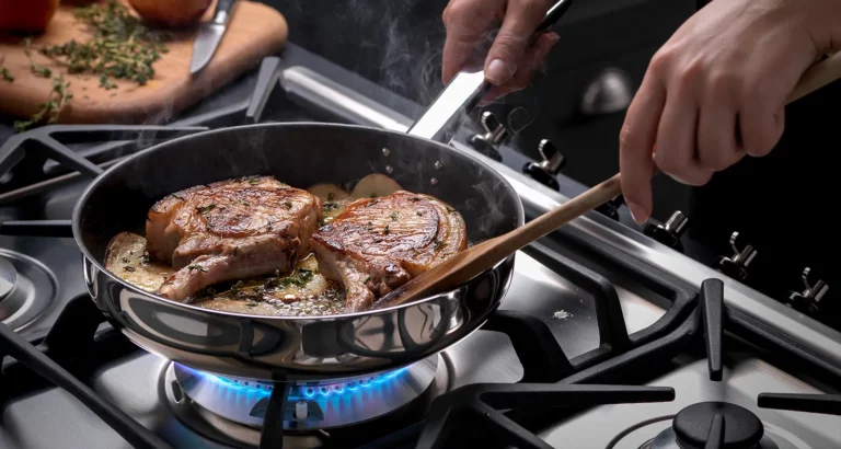 Тава за готвење полна со маснотии