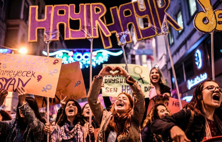 Слика од протест по напуштањето на Истанбулската конвенција