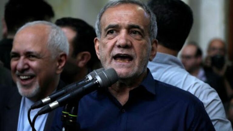 Масуд Пезешкијан, претседателот на Иран, говори на конференција за нуклеарна енергија.