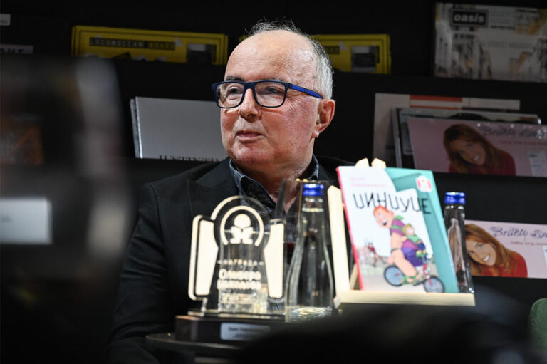 Ермис Лафазановски ја прима наградата „Оливера Николова“