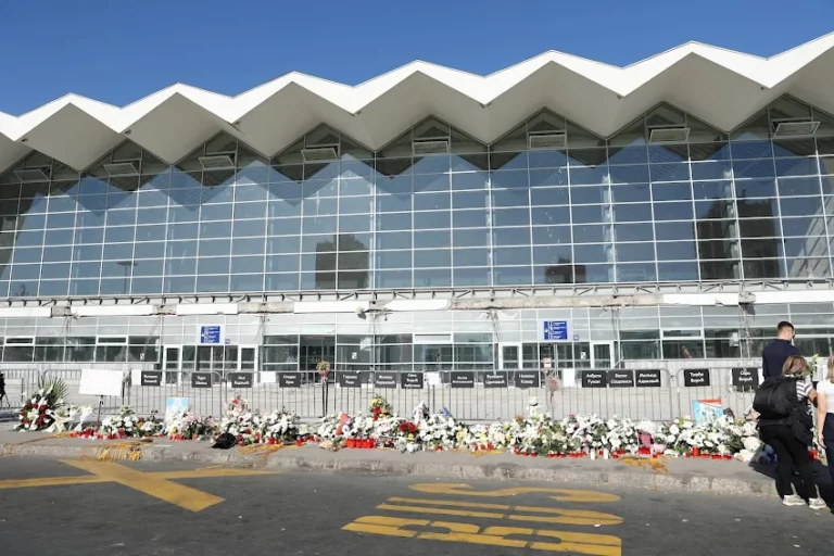 Граѓани палат свеќи пред железничката станица во Нови Сад