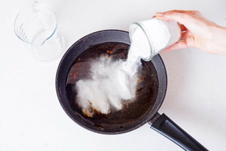 Загорено тенџере кое се чисти со природни составки како сол и сода бикарбона