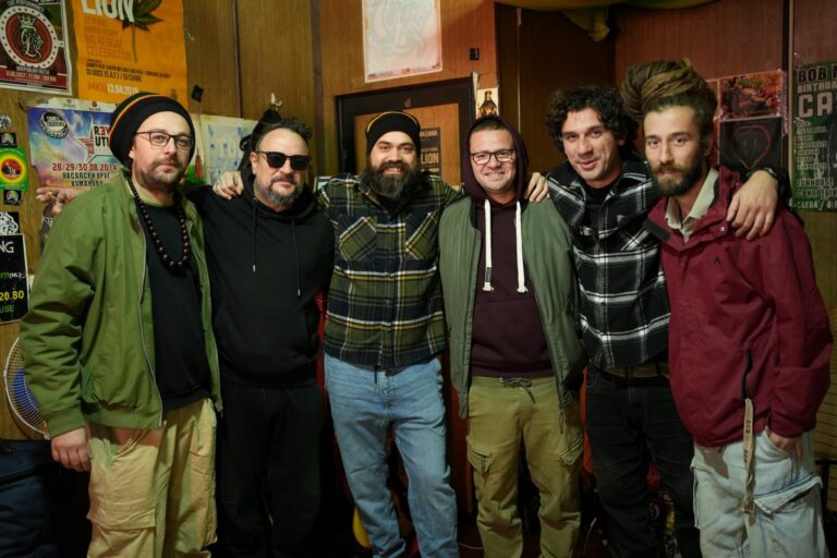 Conquering Lion во живо во Lion’s Den – Little Things