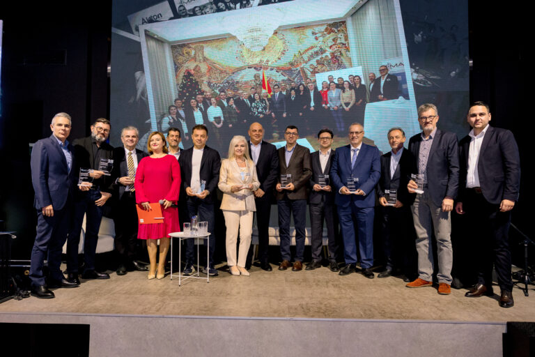 Доделување награди на конференцијата MASIT 2.0 со присутни говорници и гости во сала