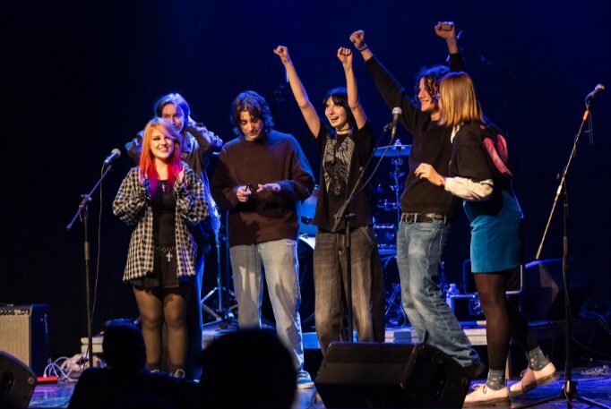 очанскиот рок бенд Корка настапува на сцена за време на концерт