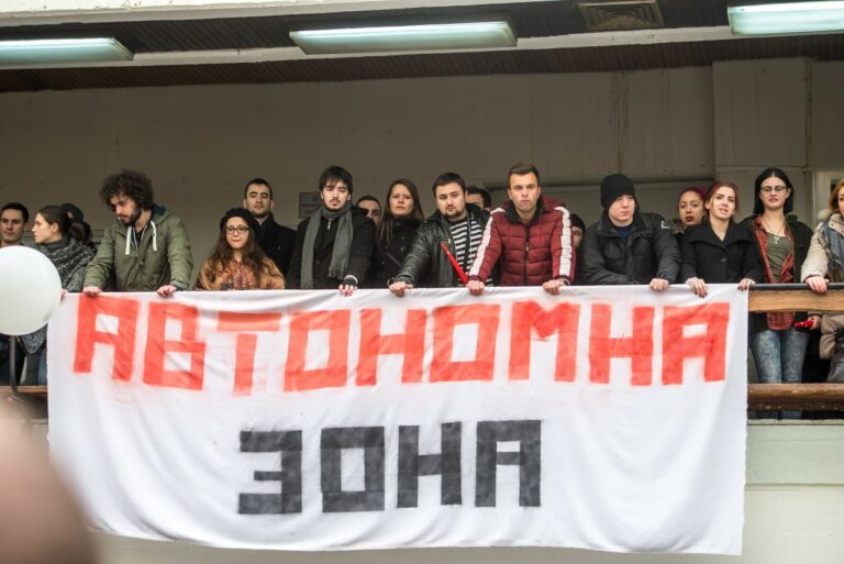 Студенти позади натпис Автономна зона за време на окпуација на УКИМ