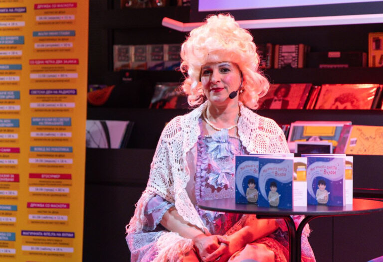 Авторката Тина Иванова на промоција на нејзината сликовница