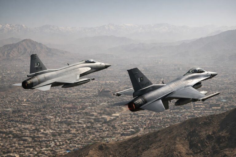 Пакистански борбени авиони JF-17 и F-16 над Кабул - илустрација